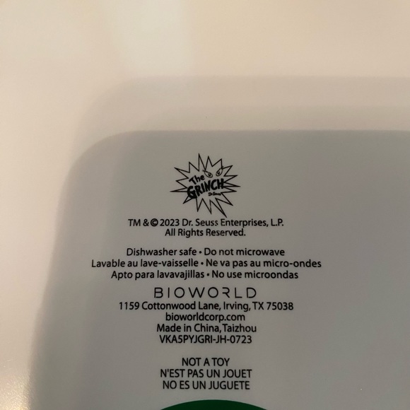Set of 4 Grinch Melamine 10” Plates and matching 13” Tray. New. - Picture 3 of 6